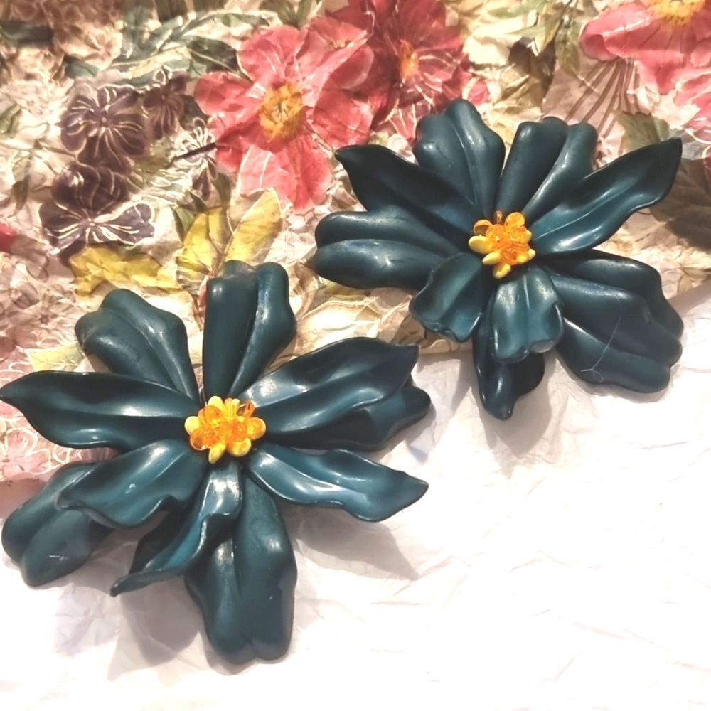 New! ZARA Beaded tropical flower earrings In Dark Forest Green